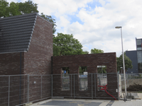 907963 Gezicht op de parkeerplaats naast een nieuwbouwwoning aan de noordzijde van de Verenigingstraat te Utrecht, met ...